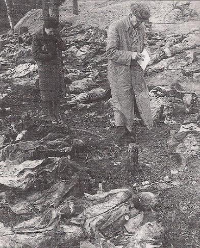 Links: Eine internationale Kommission besichtigt ein Massengrab. Sieben von neun Massengräbern wurden Mitte April 1943 geöffnet und 4243 polnische Offiziere identifiziert.