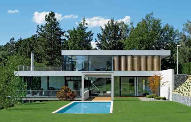 Profilen können die transparenten Schiebekonstruktionen innen wie außen perfekt auf die Archi tektur des Hauses oder Wintergartens abgestimmt werden.
