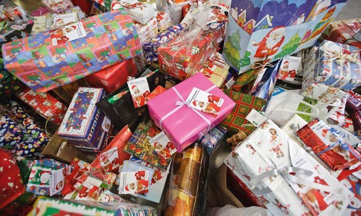 22 23 Weihnachtszeit ist Geschenkezeit: Jedes Jahr erfüllen ING-DiBa Mitarbeiter Wünsche von Kindern aus einem sozial benachteiligten Umfeld 857 Anzahl erfüllter Kinderwünsche zu Weihnachten Auch die