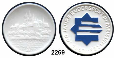 ..Prägefrisch 60,- 2269 7306 - Weiße Medaille, Außenrand und Signet blau 1982 (36 mm). 100 Jahre Rudersport in Meißen Probe.. W. 7306.2.6.5.