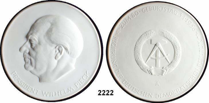 Regierung der DDR Ministerium für Kultur - Präsident. Wilhelm Pieck W. 3055.2. Im Originaletui... Vorzüglich - prägefrisch 50,- 2223 3096 - Weiße Medaille mit Golddekor 1961/75/81 (96 mm).