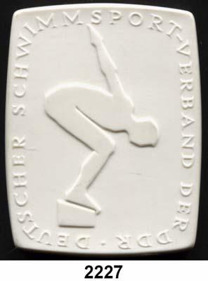 .. Vorzüglich - prägefrisch 60,- 2227 4063 - Weiße Plakette, Vorderseite glasiert, Emblem gold/blau 1968 (90 x 70 mm). Deutscher Schwimmsport-.