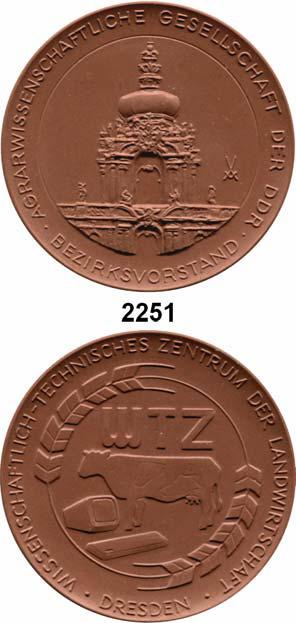 ..Prägefrisch 25,- 2252 6185 Eberswalde-Finow, Weiße Medaille 1976 (100 mm). Rat der Stadt W. 6185.2... Vorzüglich - prägefrisch 20,- 2253 5206 Eisenach, Braune Medaille 1972 (80 mm).