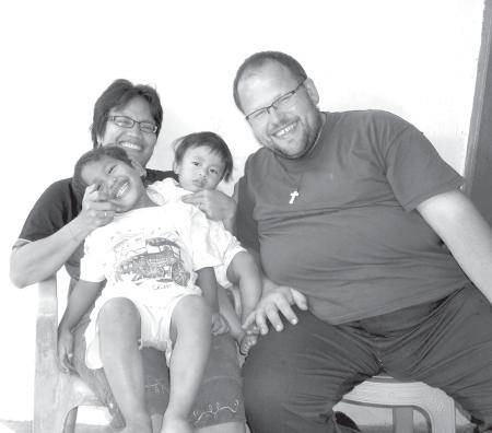 Matthias Mladek mit Pfarrerin Putri Saragih und ihren Söhnen Adventwo Mladek und Korinthian Purba in Bangun Tani mein Lob.