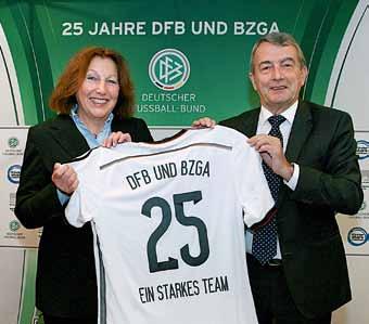 Aktuelles 5 Gutes Zusammenspiel Deutscher FuSSball-Bund und Bundeszentrale für gesundheitliche Aufklärung seit 25 Jahren ein Team Die Bundeszentrale für gesundheitliche Aufklärung (BZgA) und der