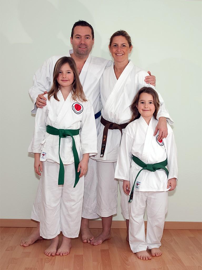 Familiensport Karate Familie Gietl vom KD Maintal Bei einer meiner Reportagen über das Kadertraining im KD Maintal machte mich Janni, Ioannis Tsipis, auf die Familie Gietl aufmerksam.