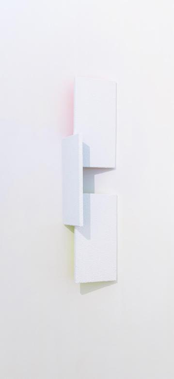 26 cm Links: Patric Sandri, Untitled (50/50 Komposition mit 1 Leinwand und