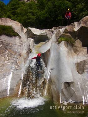 Das Abseilen über Felsstufen mit Wasser ist eine schöne und imposante Erfahrung für