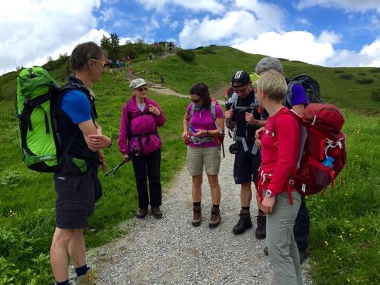 Rein in die Bergschuhe, Rucksack geschnallt und ab zurück zum Treffpunkt OASE Alpincenter. Hier lernten wir dann unsere Mitstreiter kennen.