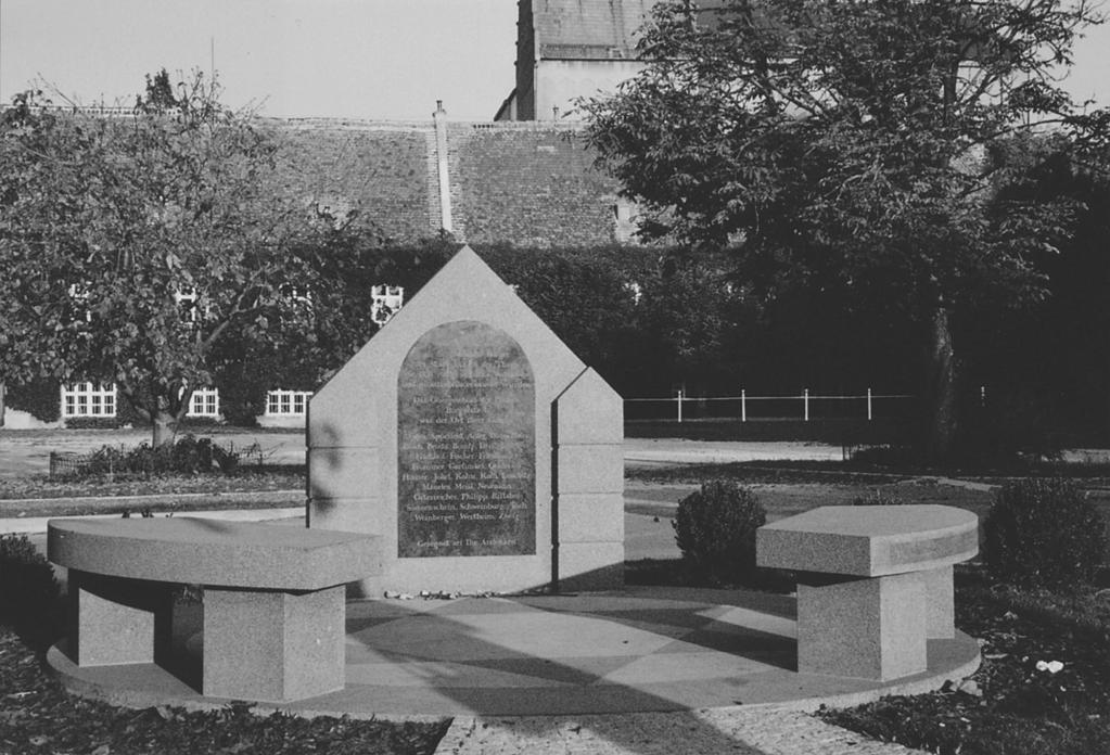 Bezirk Mistelbach 345 Denkmal für die vertriebenen und ermordeten jüdischen BürgerInnen in Laa an der Thaya Foto: Heinz Arnberger Laura Bloch (geb. 1. 2.