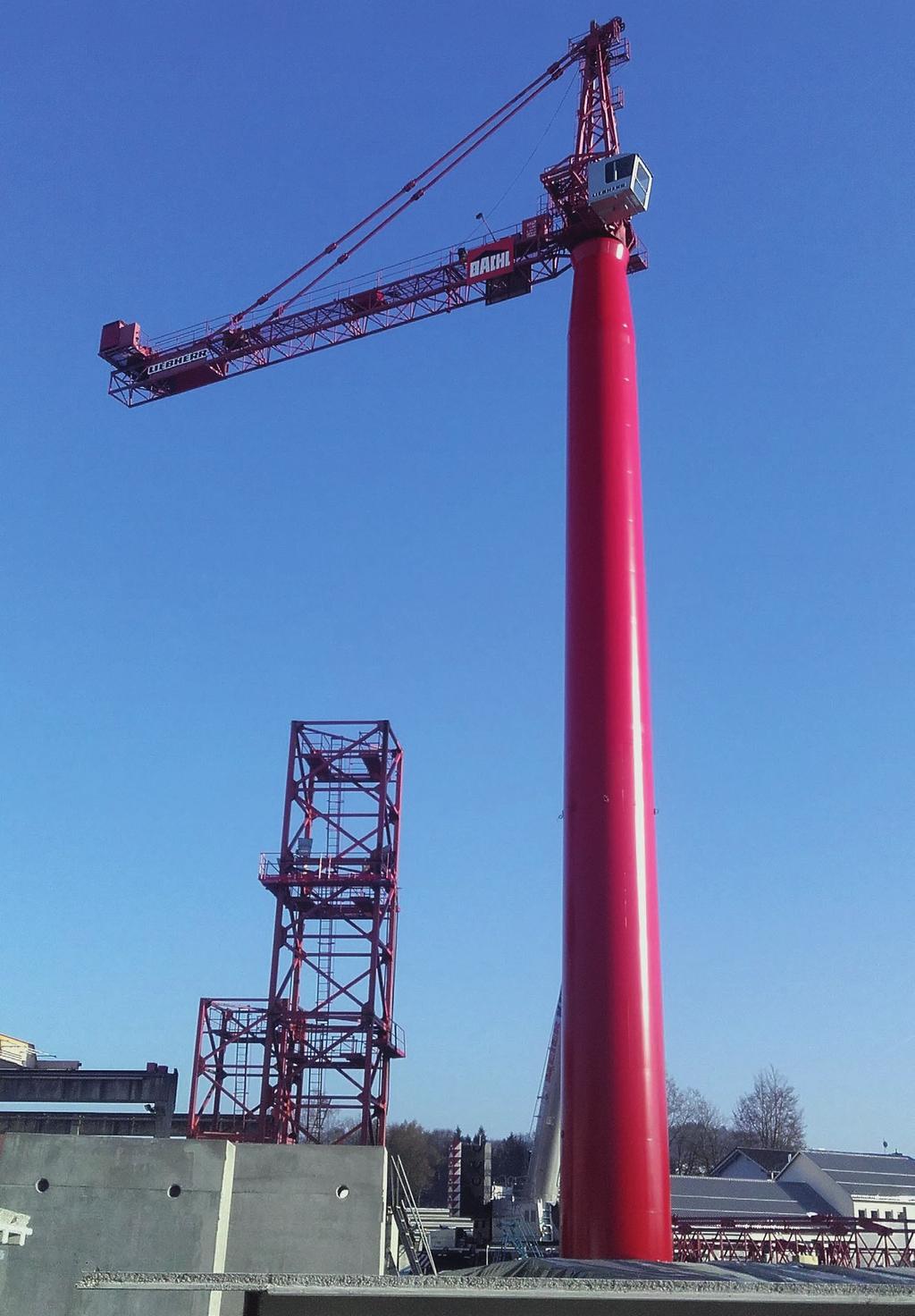 15 Der von der Ferne schon sichtbare Lagerplatzkran Liebherr 1250 HC auf dem Firmengelände der Firmengruppe Bachl hat einen neuen Turm bekommen. Der langjährige Kunde, die Karl Bachl GmbH & Co.