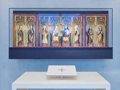 Der Altaraufsatz ( Retabel ) besteht aus einem Mittelschrein und zwei seitlichen Flügeln.