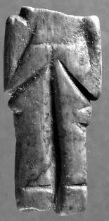 من التمثال 31, وكذلك الرأس واأليدي مفقودة, وغطي جسم التمثال بخطوط, كذلك تبدو منطقة الصدر على شكل حفرة لها شكل حرف V كما هو الحال في الشكل