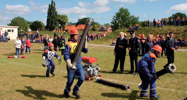 Jugendfeuerwehr Spannender Wettbewerb Fotos: privat Voller Einsatz: Aufbau der Wasser - versorgung mit A-Saugschläuchen.
