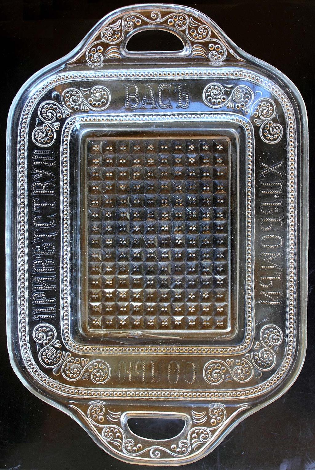 Abb. 2013-3/30-01 farbloses Pressglas, H 4,3 cm, L 35 cm, B 22,5 cm, Ranken, Perlen und Diamanten, Bodenring geschliffen, Rand verschmolzen