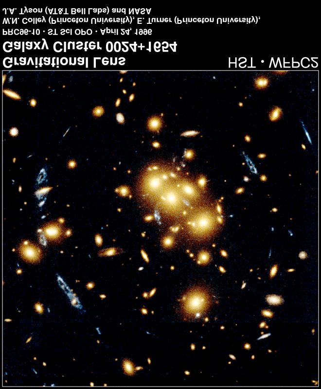 Der gelbe Haufen in der Mitte erzeugt ein Bild der dahinter liegenden Galaxie bei 4,8,9,10 Uhr