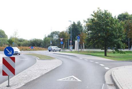 gekennzeichnet, Querungshilfe vorhanden Radfahrer, die auf dem für Radfahrer freigegebenen Fußweg weiterfahren, fahren entgegen der Kreisverkehrsrichtung.