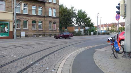 Häufig Fußgänger auf dem Radweg, die den parkenden Pkw auf dem Fußweg ausweichen.