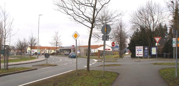 Einmündung Eggenweiherstraße Auf Grund der zahlreichen Schilder ist die Situation hier sehr unübersichtlich. Der Radfahrer hat ein Vorfahrt-achten-Schild zu beachten.