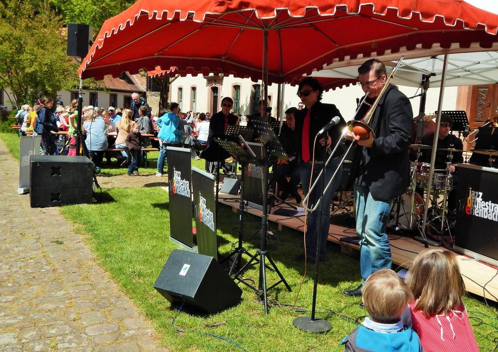 Jazz im Kloster bei strahlendem Sonnenschein und bester Laune Tausende Besucher ließen sich an Christi Himmelfahrt in Kloster Himmelthal verwöhnen Das Jazz Orchester Erlenbach sorgte bei den