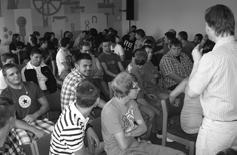 Juni 2011 beim Vortrag des Bamberger Sprach wis - senschaftlers Dr. Essig erleben. 90 Schüler und Lehrer sind interessierte Zuhörer Der Sprachwissenschaftler Dr.