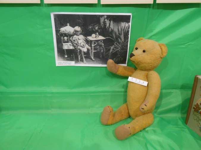 13 Und das ist der 90 Jahre alte Teddy mit einem Kinderfoto von Gerda,... und Gerda Walenta 2013!