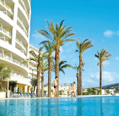 Radisson Blu Resort & Spa, Malta Golden Sands BBBBB Golden Bay Ihre Hotel Highlights luxuriös ausgestattete Zimmer und Suiten an einem der schönsten Sandstrände Maltas gelegen Gastronomie-Tipp