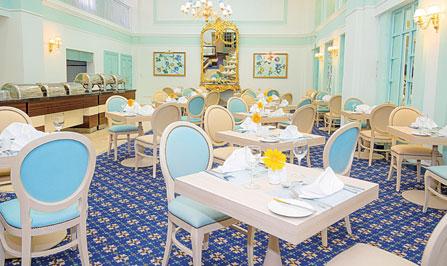 Verweilen Sie im stilvollen Foyer mit Kamin, gönnen Sie sich erfrischende Cocktails oder englischen Tee in der Lounge oder speisen Sie im gastronomischen Aushängeschild des Hotels, dem Restaurant