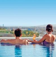 Auf der schön angelegten Dachterrasse befinden sich ein Süßwasser-Swimmingpool sowie ein großzügig konzipiertes Sonnendeck. Liegen, Sonnenschirme und Badetücher am Pool sind kostenfrei.