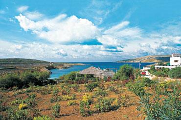 Comino Hotel & Bungalows Idyllisches Paradies Sehenswertes Die Kleinste der maltesischen Inseln wird von ihren Schwestern eingerahmt und ist ein Paradies für Taucher und Schnorchler.