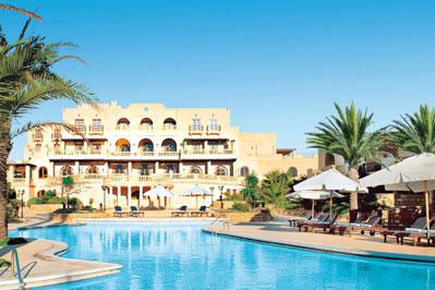 Ihr Geheimnis verborgen im Mittelmeer Das 5-Sterne Kempinski Hotel San Lawrenz liegt versteckt inmitten der idyllischen Landschaft Gozo s und ist von Hügeln und grüner Vegetation umgeben.