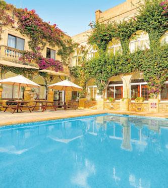 Hotel Cornucopia & Bungalows BBBB Xaghra Malta Insel Gozo Ihre Hotel Highlights Panoramablick über die gesamte Insel eingeschlossen umgebautes ehemaliges Bauernhaus 2 Swimmingpools Weitere