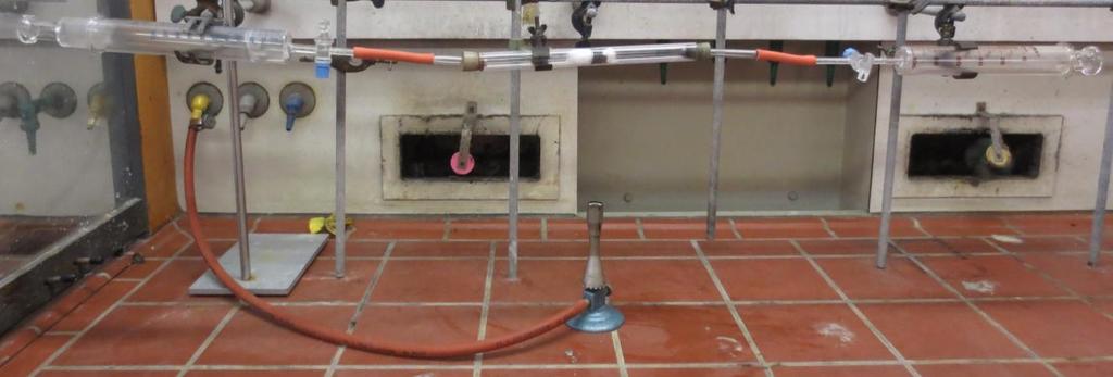 Verbrennungsrohr gefüllt und mit Glaswolle vor dem Verrutschen gesichert. Das Verbrennungsrohr wird wie auf der Abbildung gezeigt zwischen die Kolbenprober eingespannt.
