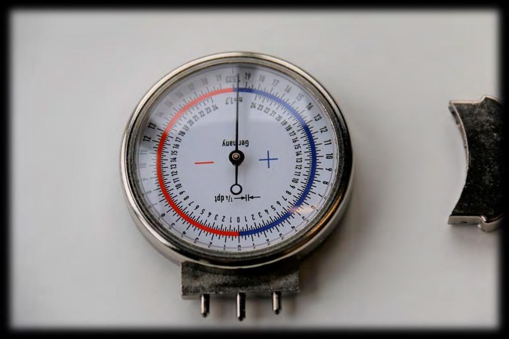 Messen mit dem Sphärometer Der Sphärometer oder auch Kugelmesser wird in der Augenoptik als Messinstrument zur Bestimmung des Brechwerts der jeweiligen gemessenen Fläche verwendet.