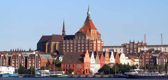 Verband VERBAND INFORMIERT 5 Unternehmerlounge Über den Dächern der Hansestadt Anfang März fand in der siebten Etage des Hotel Radisson die Rostocker Unternehmerlounge statt.