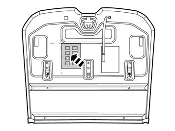 78 Das Etikett aus dem Satz nehmen und wie abgebildet an der Unterseite der Gepäckraummatte befestigen.