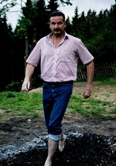 Da der Feuerlauf bei fast jedem Wetter stattfindet, sind festes Schuhwerk, warme Kleidung, eine Windjacke sowie eventuell auch ein Regenschutz zu empfehlen.