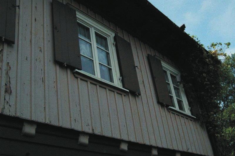 Die Fensterläden eignen sich auf Grund des dahinter befindlichen Hohlraumes ausgezeichnet, um darin Versteck- und Unterschlupfmöglichkeiten für Fledermäuse zu integrieren.