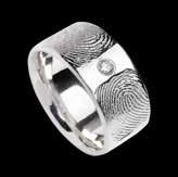 Ring»5«Ringschiene ca. 10 mm breit. Ring»6«Ringschiene ca. 7,4 mm, Abdruck oval ca. 10,4 x 13,4 mm. Wahlweise in Hochglanz, kratzmatt oder strichmatt.