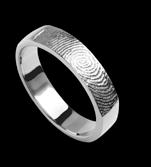 Ring»9«Zwei Abdrücke verbunden auf einem Ring, getragen durch einen edlen Swarovskistein. Ringschiene ca. 10 mm breit. Gelbgold, Weißgold oder Bicolor.