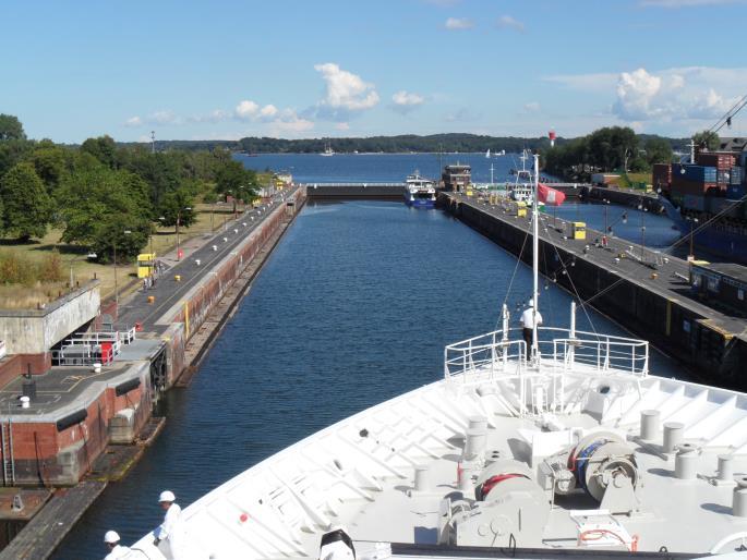 Es gibt verschiedene Restaurants auf dem Schiff: Das Restaurant Europa hier hat jeder Gast jeden Abend seinen festen Tisch (hier können alle Passagiere des Schiffes gleichzeitig essen) Das Restaurant