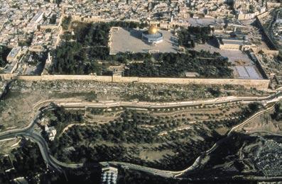0 Abb. Luftbild von Osten mit Blick auf den Tempelplatz heute Felsendom /»Omar-Moschee«, Stelle des eigentlichen Tempelhauses Moslem-Plattform, Stelle des Lagers der Schechina (inkl.