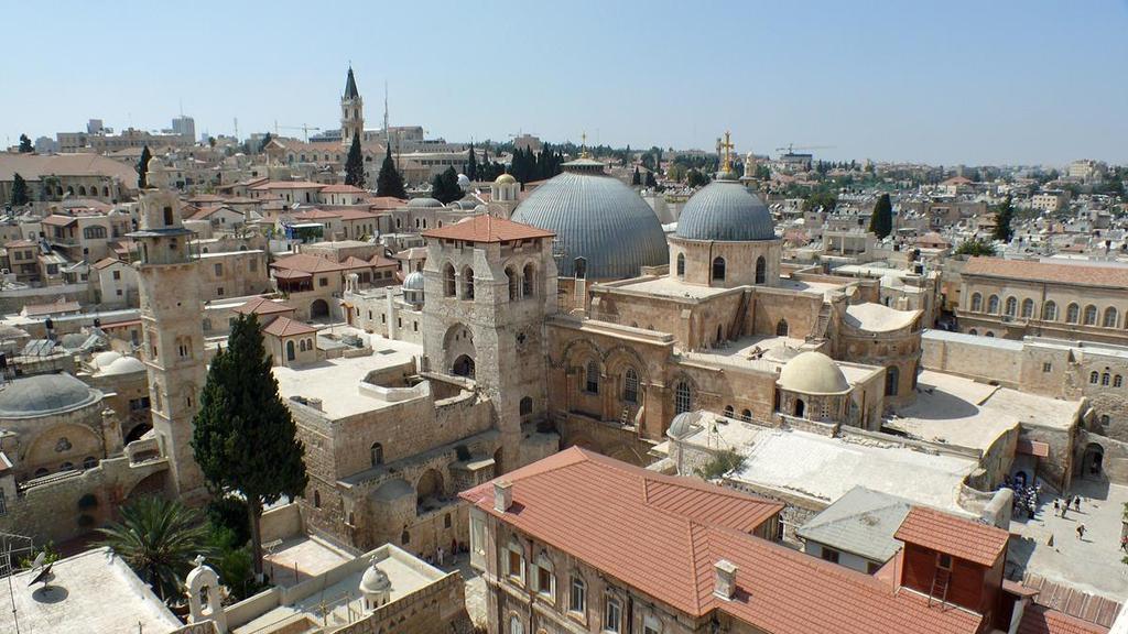 Blick auf die Grabeskirche. Links im Bild befindet sich die Omar-Moschee, erbaut 1193 n.chr. von Saladins Sohn Al-Afdal.