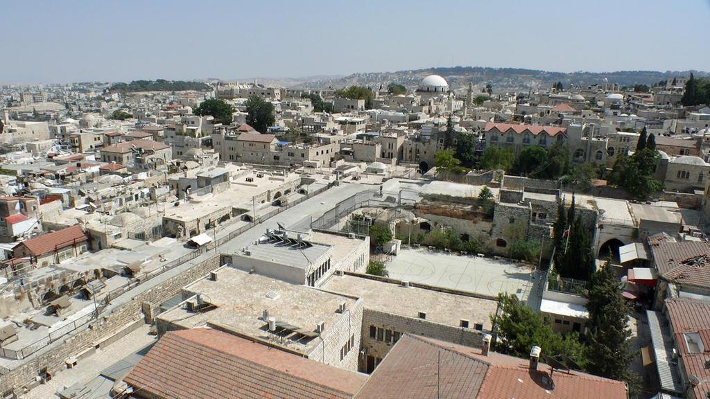 Die weiße Kuppel ist die wieder aufgebaute Hurva-Synagoge (Churvat Rabbi Jehuda Hechassid) im