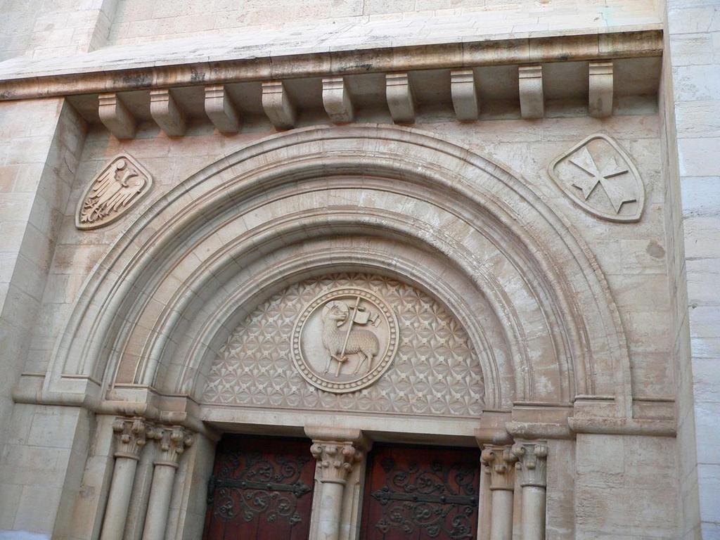 Das Portal der Erlöserkirche mit dem Wappen Agnus Dei, dem Lamm Gottes
