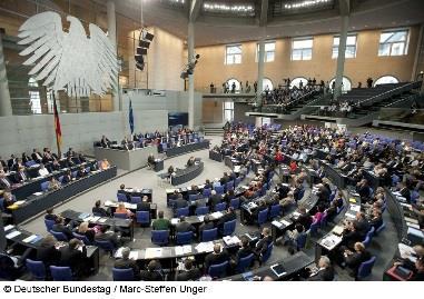 Das sind die Abgeordneten. Sie kommen aus verschiedenen Parteien. Und sie entscheiden wichtige Dinge für Deutschland. Zum Beispiel: Neue Gesetze. Frau Schmidt war Bundes-Ministerin für Gesundheit.