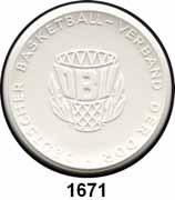 ..Fast prägefrisch 50,- 1671 4052 - Weiße Medaille (65 mm). Deutscher Basketball-Verband der DDR W. 4052. Im Etui.