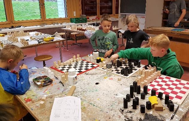 SCHACH Im Atelier Schach hatte es 12 Kinder. Im Atelier Schach lernten sie die Grundregel in Schach sowie auch die verschiedenen Zugmöglichkeiten kennen. Bald können sie richtig gut Schach spielen.