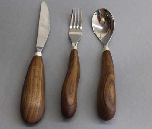 Besteckentwurf Design for cutlery Der Besteckentwurf ist für Menschen mit stark beeinträchtigter Feinmotorik. Die Griffform der einzelnen Besteckteile ist identisch.