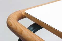 Greiftisch HALT Handrail table HALT Wo der Handlauf im Flur aufhört, fangen MORMOR Möbel an: der Tisch HALT bietet durch seinen umlaufenden Handlauf aus Holz genau das, was im Namen steckt sicheren